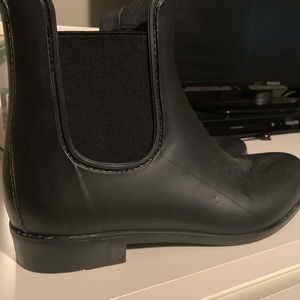 Black short rain boots